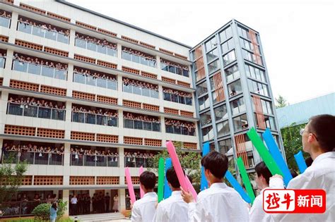 重庆民警心理服务进校园 为高考学子加油助威_媒体推荐_新闻_齐鲁网