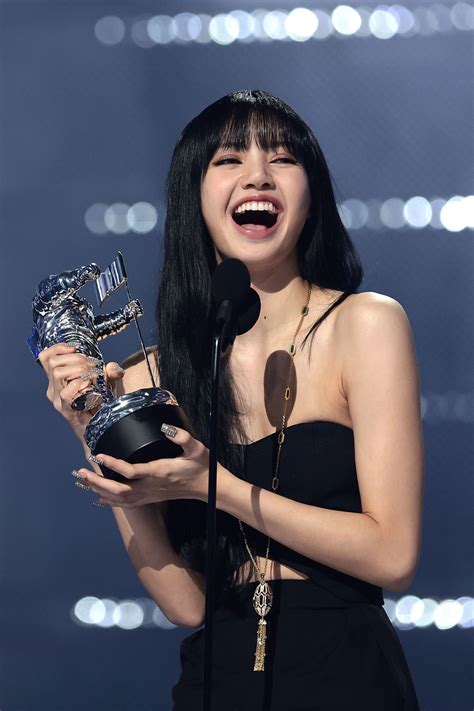 Lisa Blackpink Raih Trofi Pertama VMA 2022 - EH!