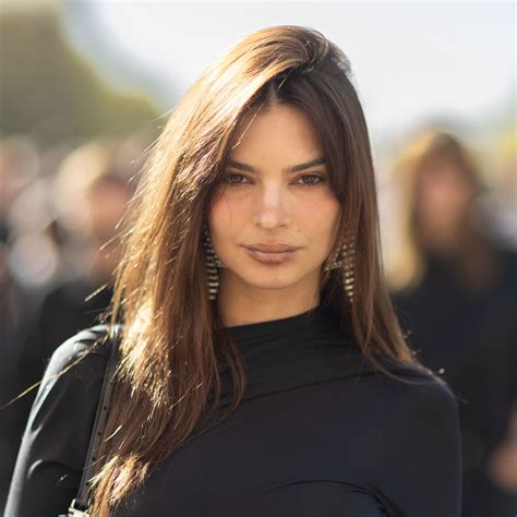 Emily Ratajkowski Takes Our Breath Away In An Off-The-Shoulder Crop Top ...