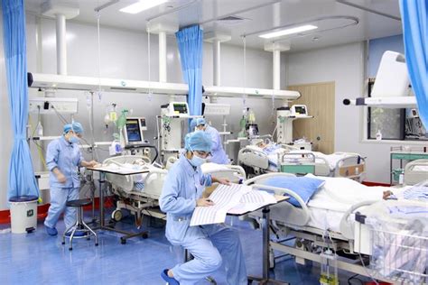 护士节 他们在繁忙的岗位度过--中新网广西新闻