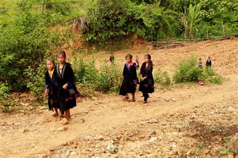 亚洲偏远地区小学生艰难上学路：跋山涉水穿沙漠(组图)|小学生|截图|网页_新浪新闻