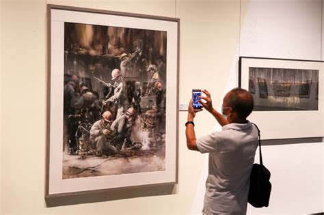 （1）5月4日，参观者在宁波美术馆欣赏贺友直的绘画作品。