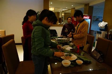 饭店打工小伙回家过年 利用年集卖烤鸭 一天赚了一两千元-搜狐大视野-搜狐新闻