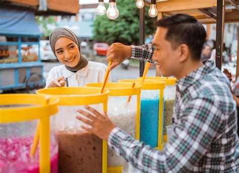 Man Using Phone Side View 的图像结果