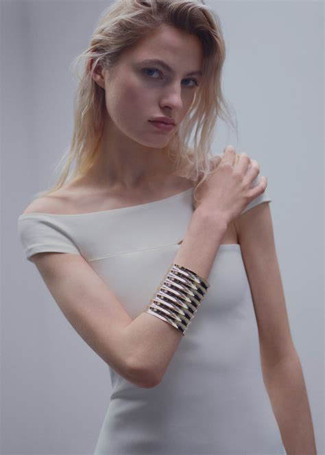 Embossed maxi-bracelet with wavy design - Women | MANGO Nigeria