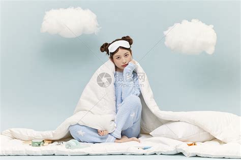 睡衣少女披着被子表情忧郁高清图片下载-正版图片502350697-摄图网
