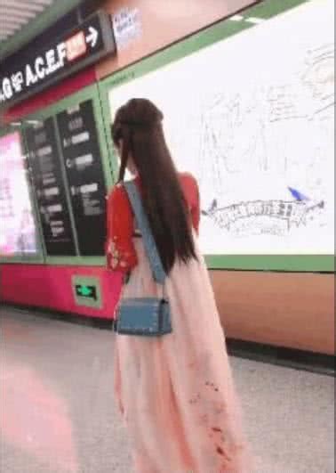 女子穿汉服坐地铁，像个飘逸的仙女