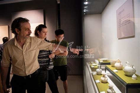 安徽芜湖：外国青年感受中国瓷器文化魅力-人民图片网