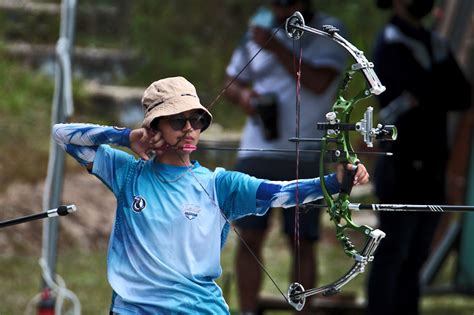Participación en competiciones y comunidades de tiro con arco