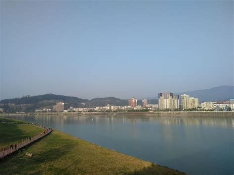 重庆嘉陵江每年水都要干一大半！今年被几个人发网上还火了一把！__财经头条