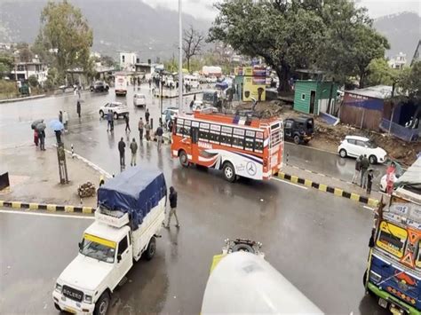 Jammu-Srinagar National Highway shut due to snow, landslides; vehicles ...