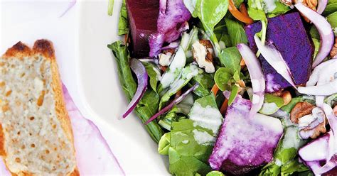 Ensalada de betarragas asadas, espinacas y tostadas de queso azul - La ...