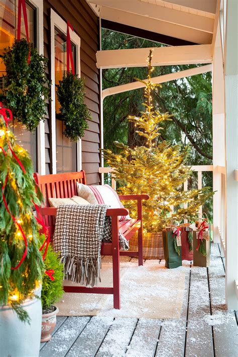 40 Festive Ideas for Front Door Christmas Decorations
