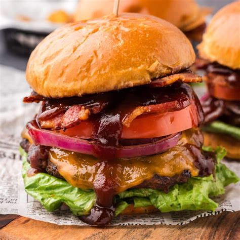 BBQ Bacon Burgers | RecipeLion.com