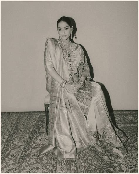 Bollywood 40 years old pregnant actress sonam kapoor flaunts baby bump ...