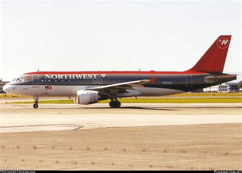 N324US Northwest Airlines Airbus A320-211 Photo by Bernd Oberschelp ...