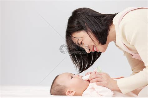 月嫂与婴儿宝宝温馨互动高清图片下载-正版图片501728690-摄图网