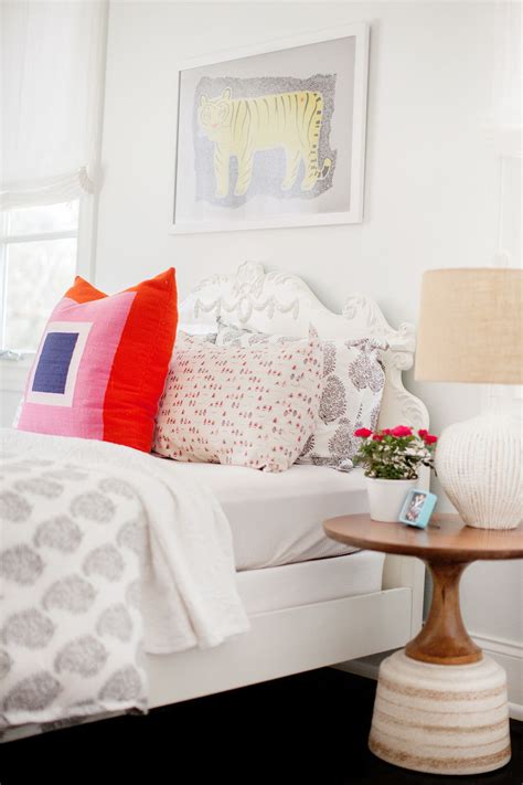 A Complete Guide To Makes White Bedrooms With Pops Of Color - DECOOMO