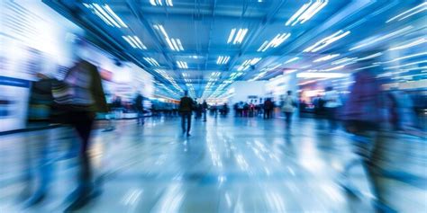 People Walking Blur 的图像结果