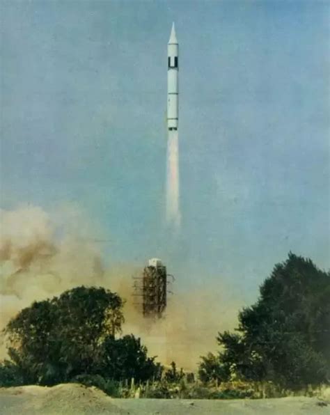 飞行9500公里，历史上的今天：中国成功发射第一枚远程运载火箭_弹道导弹