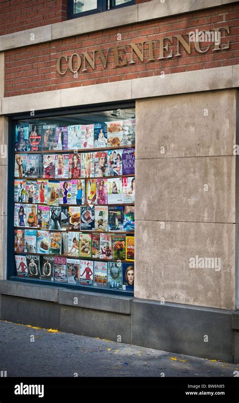 Convenience Store Window Display 的图像结果