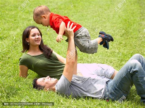 坐在草坪上抱起孩子的父亲_正版商业图片_昵图网nipic.com