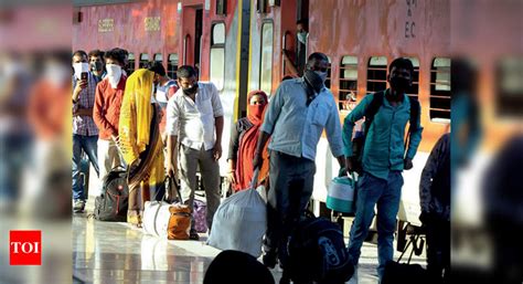1 lakh migrants reach Kashi region in 48 hours | Varanasi News - Times ...