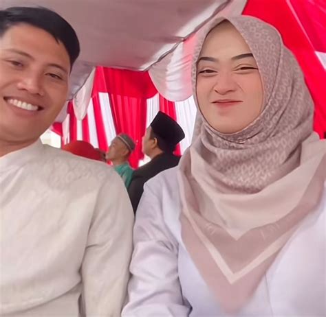 4 Potret Bu Guru Salsa Eksis Datang ke Acara Bukber, Pakai Outfit ...