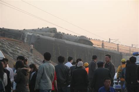 山东两列旅客列车相撞 T195与5034次列车现场[组图]_资讯_凤凰网