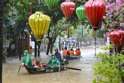 Tourists return to Hoi An after devastating floods leave 35 dead | The Independent