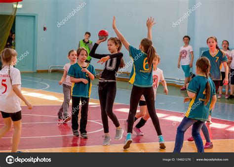 俄罗斯 海参崴 2018 孩子们在室内玩手球 体育和体育活动 儿童训练和运动 — 图库社论照片 © AzazelloD #194821276