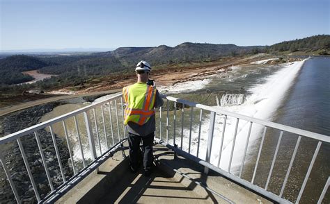 Oroville Dam, for 1st time in history, uses emergency spillway