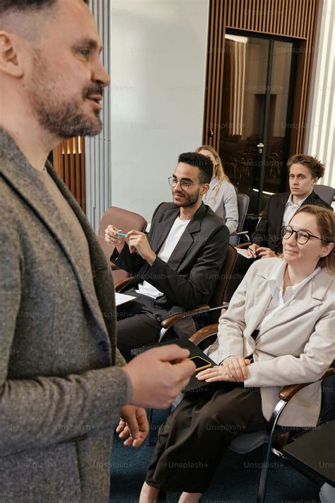 People Standing in a Group Facing 的图像结果