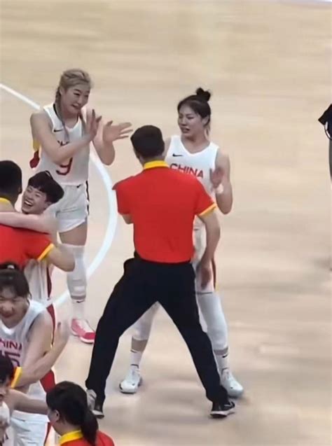 女篮亚运夺冠，队员与男教练热情相拥，李梦却连连摆手拒绝拥抱 - 知乎