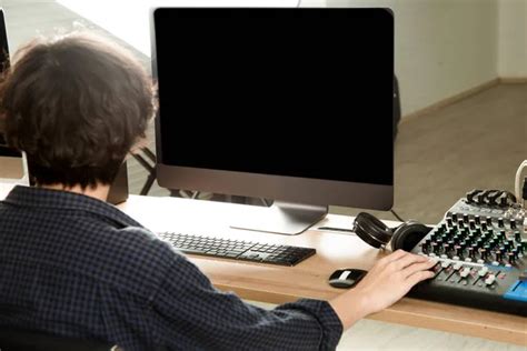 Tough-Guy Using Computer 的图像结果