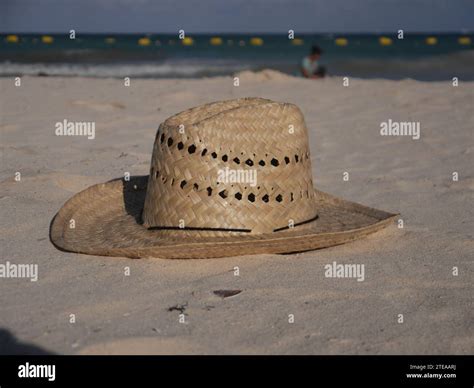 straw hat at the beach Stock Photo - Alamy