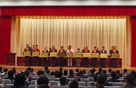 集体表彰！台州劳模们用勤劳的双手再立新功-台州频道