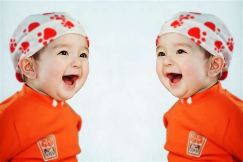 可爱 宝宝海报 宝宝图片 宝宝画 婴儿画报 胎教海报双胞胎画D429