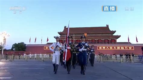 国庆69周年 近11万名群众在天安门广场观看升旗仪式