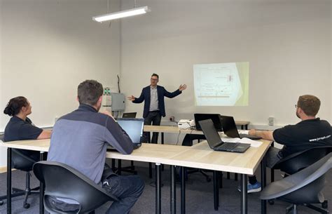 Stamper Compactor Training 的图像结果