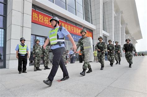 外媒称中国警察将在巴黎景点巡逻 执勤兼做翻译|特警|中国|法国_新浪军事