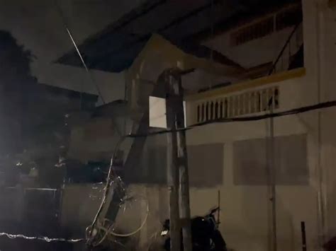 Suddenly a tree fell in Valsad and the power pole fell into 2 pieces ...