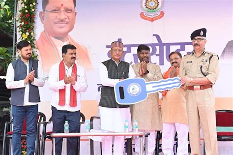 CM विष्णुदेव साय ने 15 ने इंटरसेप्टर वाहनों को दिखाई हरी झंडी, सड़क ...