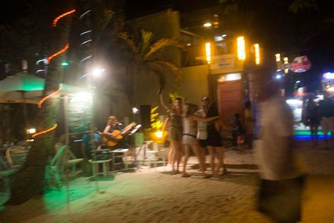 2023夜里浪漫的沙滩酒吧由于带着孩子，无法玩酒吧，就这样过路感受一下吧_长滩岛丽晶酒店海鲜自助餐-评论-去哪儿攻略