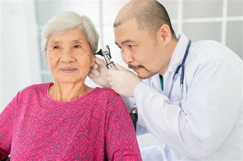 Otoscopy - teknik, indikasi, komplikasi, pedoman klinis - Alomedika