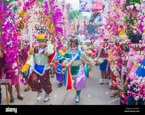 Salvadorian people participate in the procession of the Flower & Palm ...