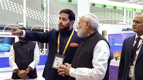 Akash Ambani praises PM Modi for 'always working on latest technology ...