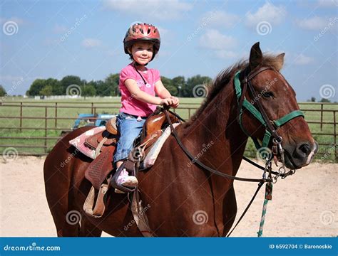 Montar a Caballo De Lomo De Caballo Foto de archivo - Imagen de paseo ...
