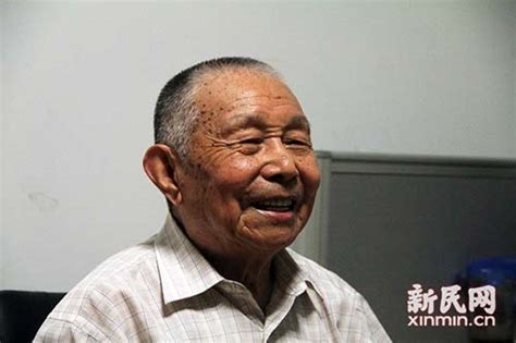 97岁“股神”有多神?每天走10公里 背出500个代码_上海养老