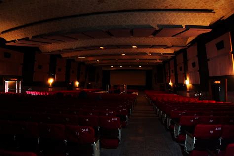 电影院 | 小学初中时看电影的东昌电影院，即将要拆除，最后去留个影。以前的电影院真是挺大的。 | LouisQiu | Flickr